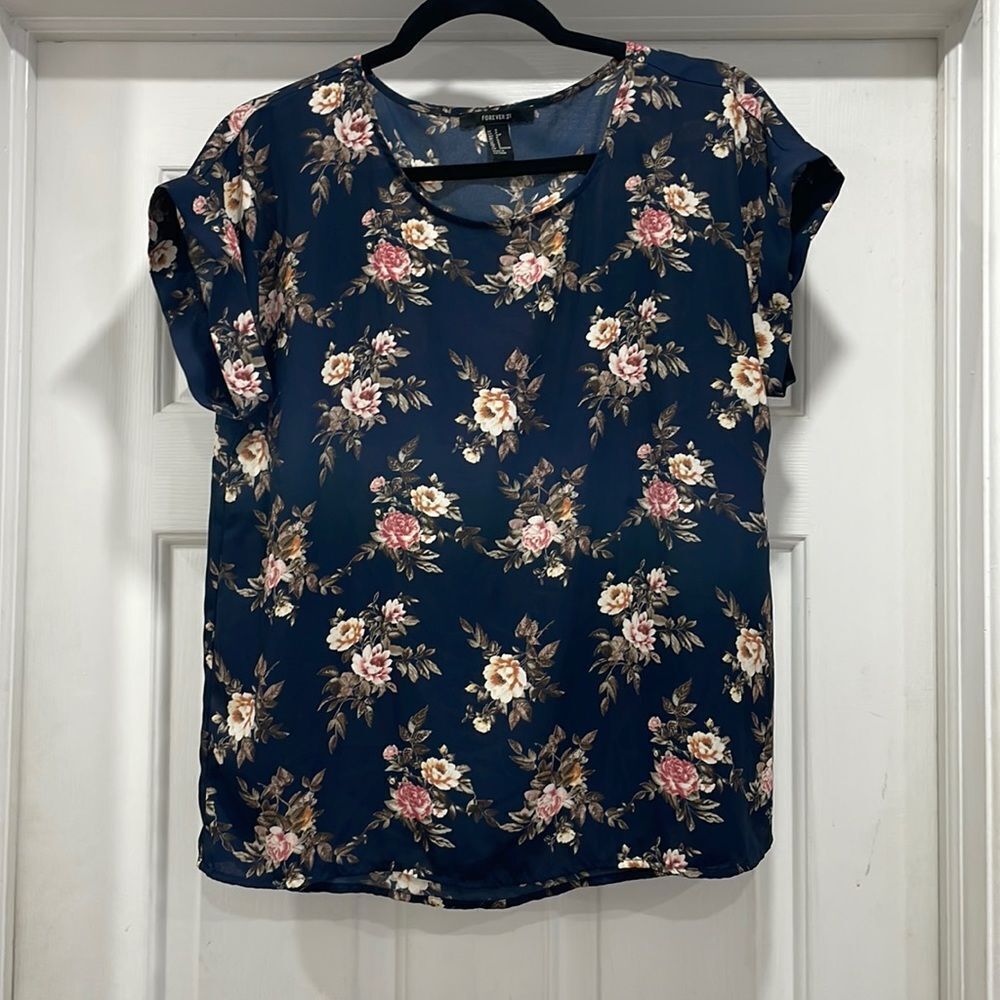 💙 Forever 21 cap sleeve blouse navy blue with floral pattern size S 💙